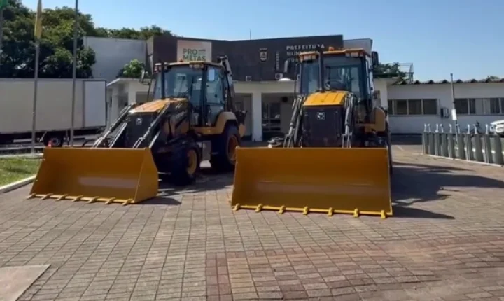 Guaíba recebe duas retroescavadeiras com investimento de R$ 380 mil