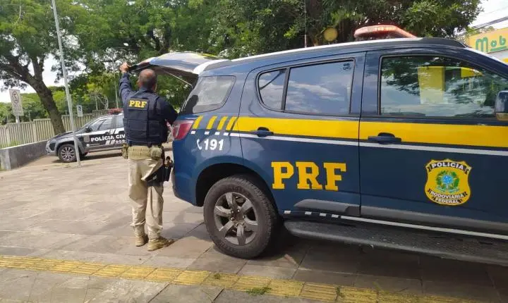 Homem com antecedentes por tráfico e furto é preso pela PRF em Eldorado do Sul