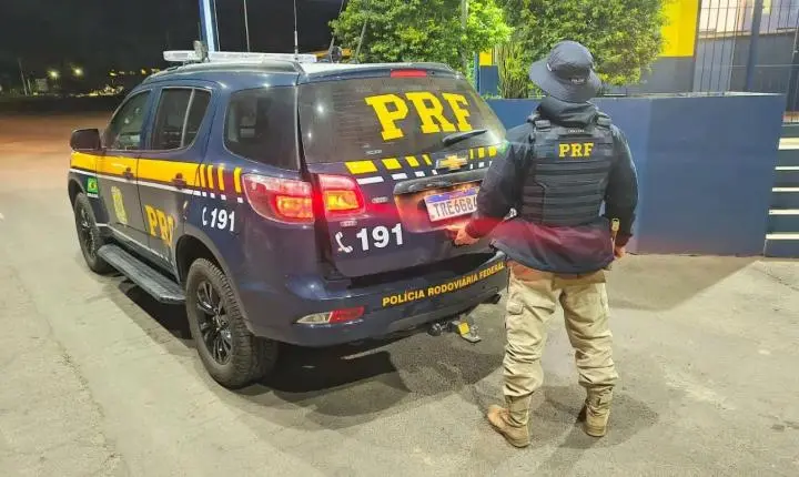 Homem com mandado por descumprir medida protetiva é preso em ônibus na BR-290