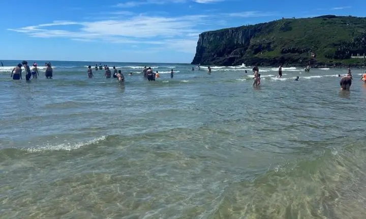 Homem é b4l34d0 após sair do mar no Parque da Guarita, em Torres