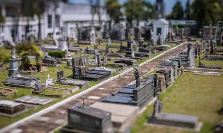 Homem é preso com cerca de 40 quilos de metais retirados de túmulos em cemitério de Porto Alegre