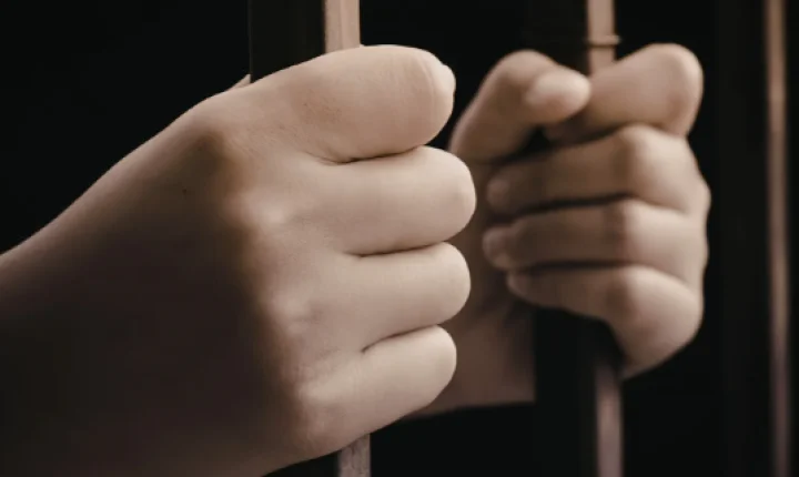 Homem que ameaçou funcionária em loja era procurado pela Interpol por tentativa de homicídio