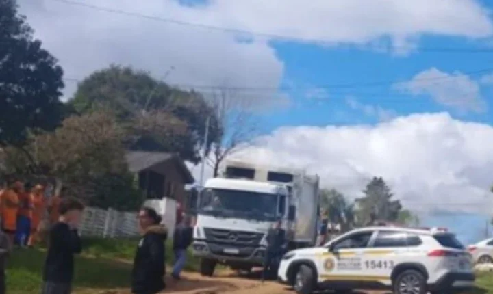 Idosa de 69 anos m0rr3 após ser atropelada por caminhão de coleta de resíduos em Bagé