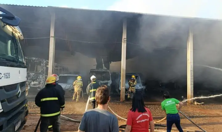 Incêndio atinge garagem de empresa de transportes e destrói oito veículos em Butiá