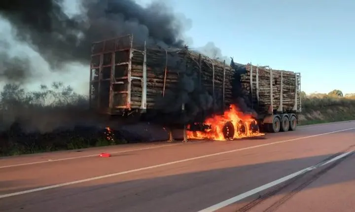 Incêndio atinge semirreboques de caminhão de transporte de madeira na BR 290