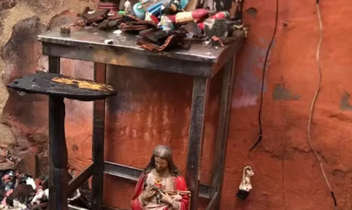 Incêndio de grandes proporções destrói residência e altar religioso permanece após ocorrência