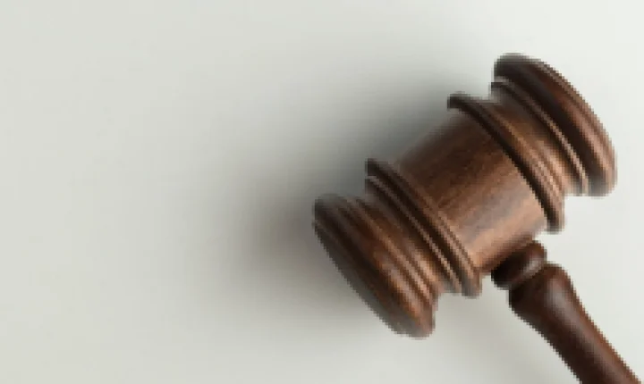 Jovem adotado por juíza e advogada tem adoção anulada 45 horas após completar 18 anos