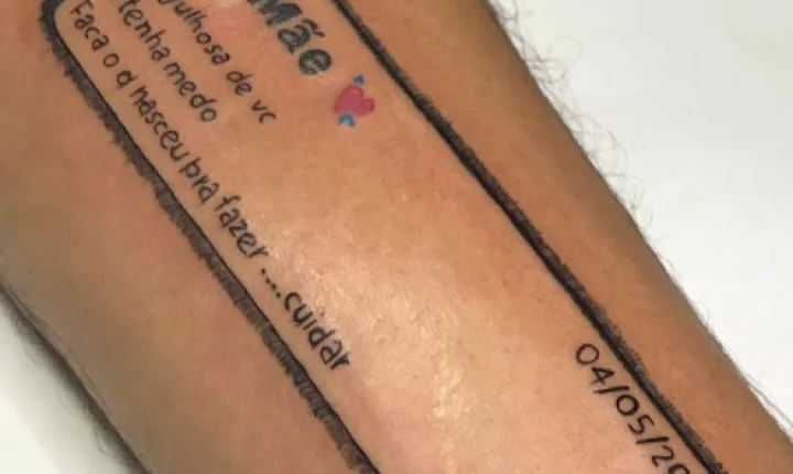 Jovem tatua última mensagem da mãe e transforma palavras em lembrança permanente