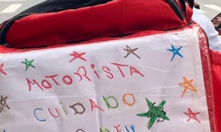 Menina emociona ao deixar recado para motoristas na caixa de entregas do pai motoboy