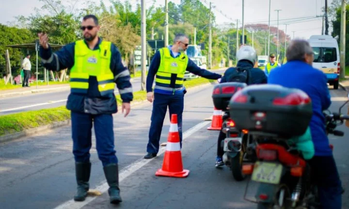 Moto com 242 multas e mais de R$ 134 mil em débitos é apreendida em Porto Alegre