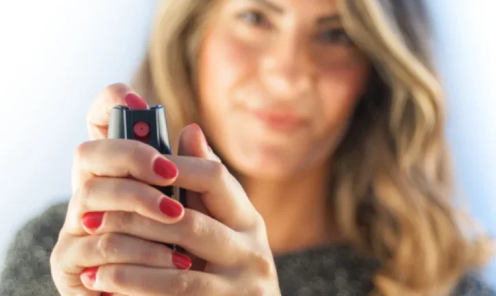 Nova lei autoriza mulheres maiores de 18 anos a adquirir e portar spray de pimenta em todo o Brasil
