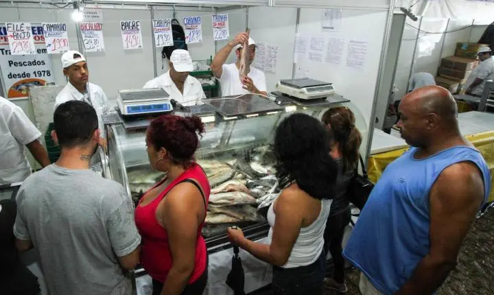 Nova regra para trabalho em feriados entra em vigor e afeta 12 segmentos do comércio