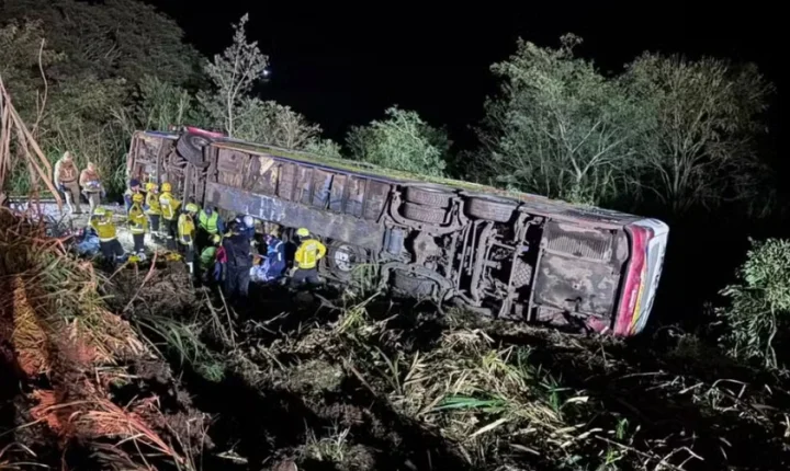 Ônibus de turismo que saiu de Gramado tomba em SC e deixa três mortos e dezenas de feridos