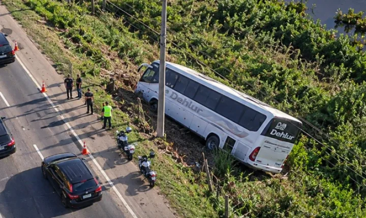 Ônibus sai da pista e cai em barranco na Avenida Assis Brasil, em Porto Alegre