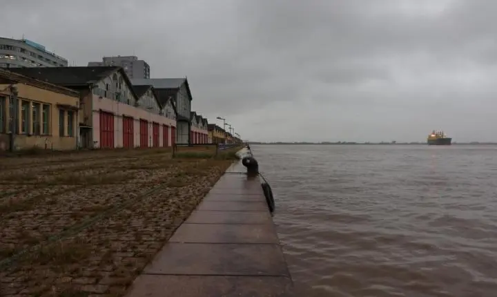 Órgãos de defesa emitem alerta para o nível do Guaíba após previsão de chuva forte no RS