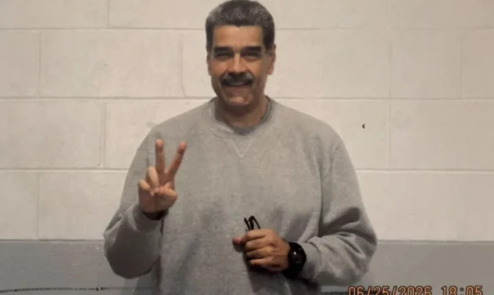 Perfil de Nicolás Maduro divulga fotos do ex-presidente dentro de pr1sã0 nos Estados Unidos