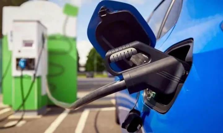 Porto Alegre inicia operação experimental de pontos de recarga para veículos elétricos em via pública