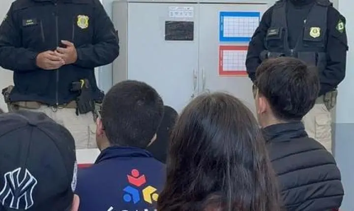PRF apresenta carreira policial e ações de trânsito durante feira estudantil em Barra do Ribeiro
