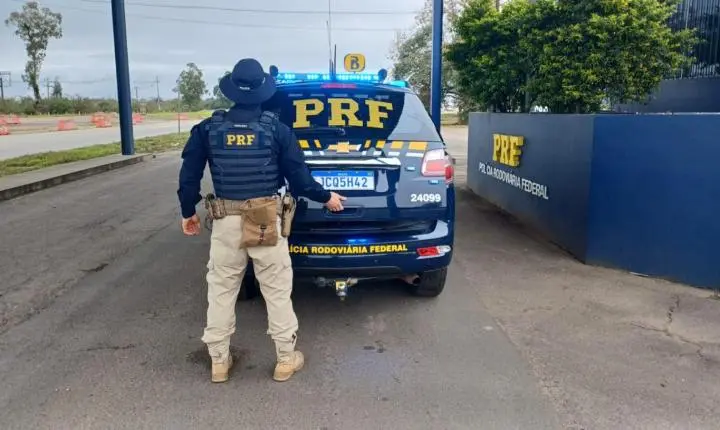 PRF prende foragido da Justiça com documentos falsos na BR-290, em Eldorado do Sul