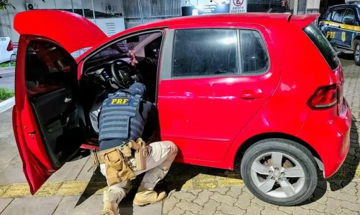 PRF recupera veículo roubado há seis anos e prende motorista na BR-116 em Guaíba