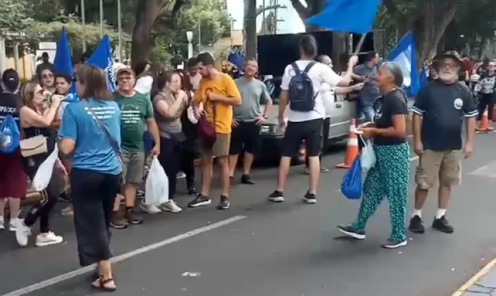 Professores da rede municipal de Canoas mantêm paralisação e anunciam greve 