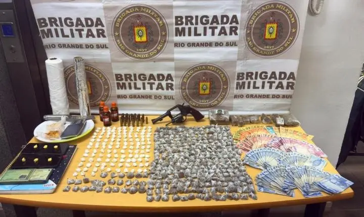 Quase 400 porções de drogas e arma de fogo são apreendidas pela Brigada Militar em Guaíba