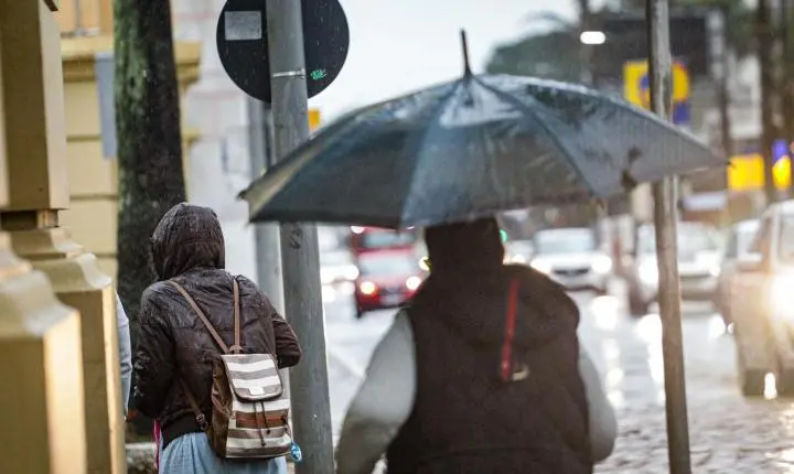 Região Metropolitana e outras áreas do RS seguem sob alerta vermelho para temporais