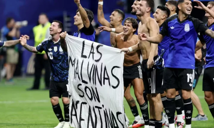 Reino Unido pede investigação da FIFA e Argentina pode ser punida por faixa sobre as Malvinas