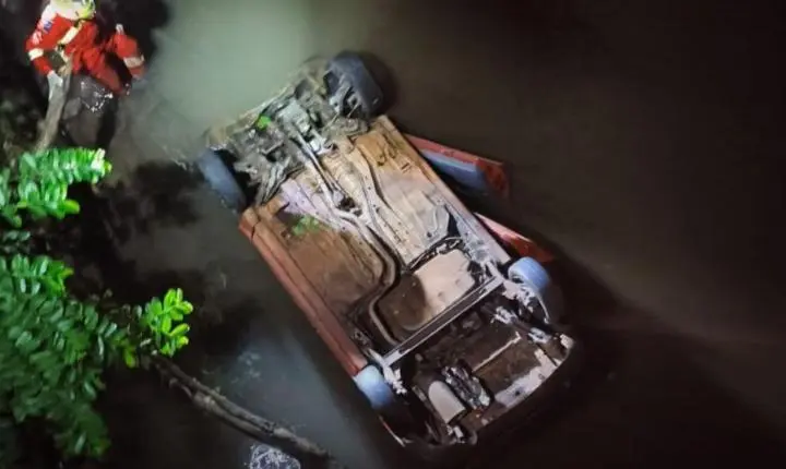 RS: Duas pessoas m0rr3m após carro capotar e cair em arroio na RS-239