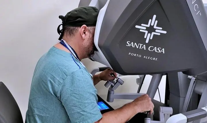 Santa Casa alcança 50 cirurgias robóticas pediátricas e amplia uso de tecnologia em Porto Alegre