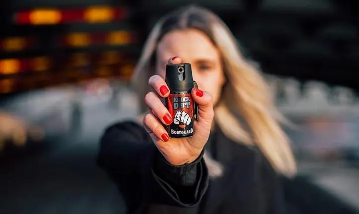 Santa Catarina regulamenta distribuição gratuita de spray de pimenta para mulheres sob medida protetiva
