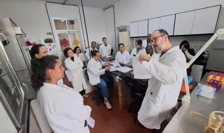 Treinamento internacional sobre resistência a carrapaticidas reúne especialistas de sete países em Eldorado do Sul