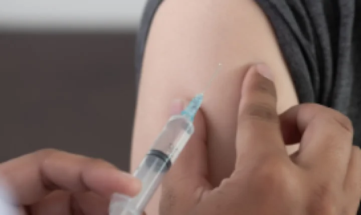 Vacina contra o câncer da Moderna reduz em 42% risco de m0rt3 ou retorno do melanoma, aponta estudo