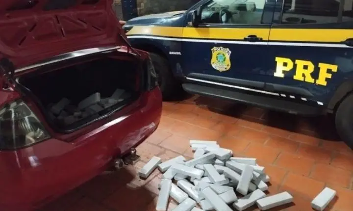 Veículo de Guaíba é flagrado pela PRF transportando 63 quilos de maconha na BR-386